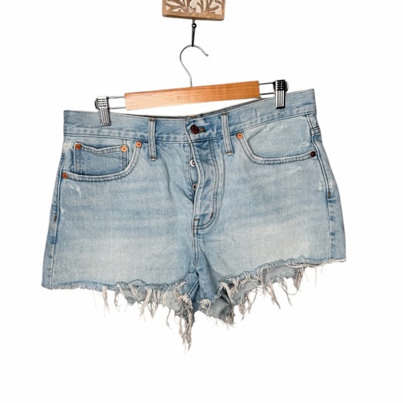 Madewell Relaxed Denim Shorts in Cedarcroft Wash - Picture 3 of 11